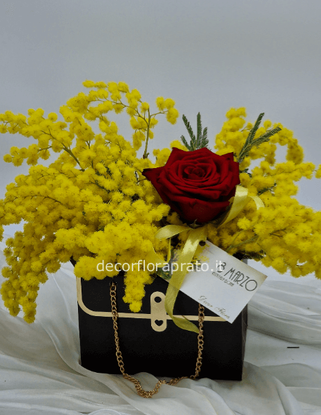 Borsa nera con mimosa e rose