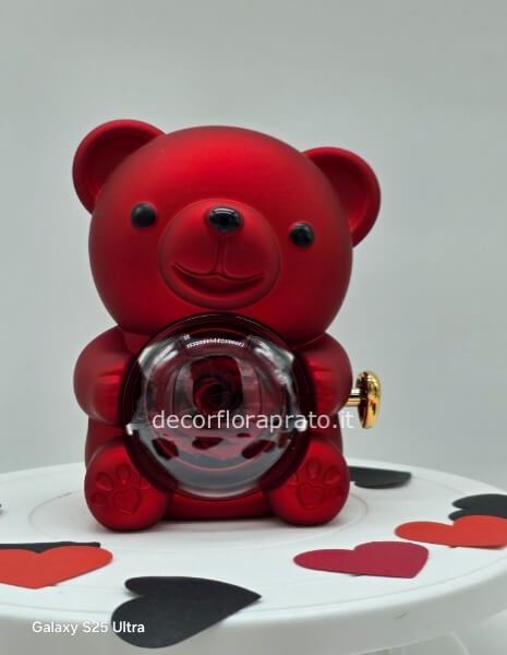 Orsacchiotto con rosa stabilizzata e ciondolino a forma di cuore