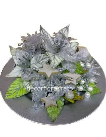 Centrotavola natalizio artificiale tendenza color argento, con fiori e foglie .