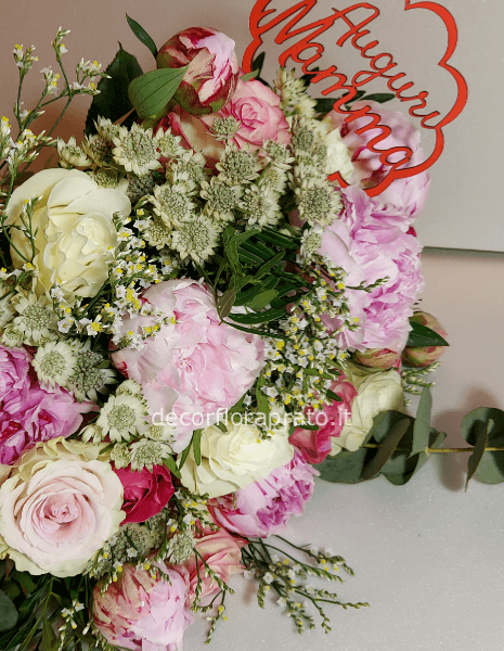 Bouquet con peonie ,rose e altri fiori di stagione decorativi