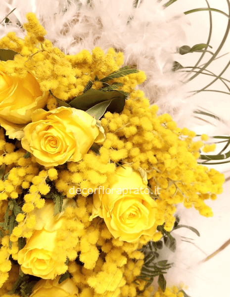 bouquet rose gialle,  mimosa con le  piume