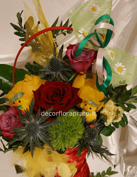 CESTO CON FIORI COLORATI E PULCINI 
