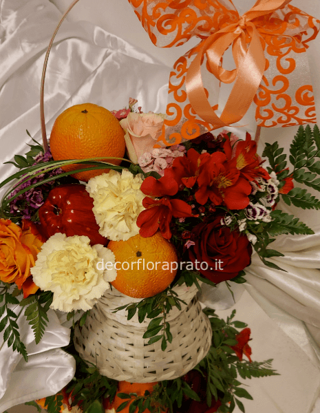 Cesto con fiori freschi e frutta finta