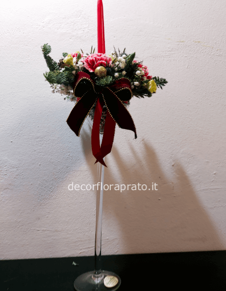 Centrotavola con fiori e candela in vaso di vetro