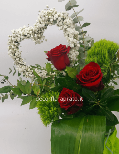 Rose con cuore di gipsofila