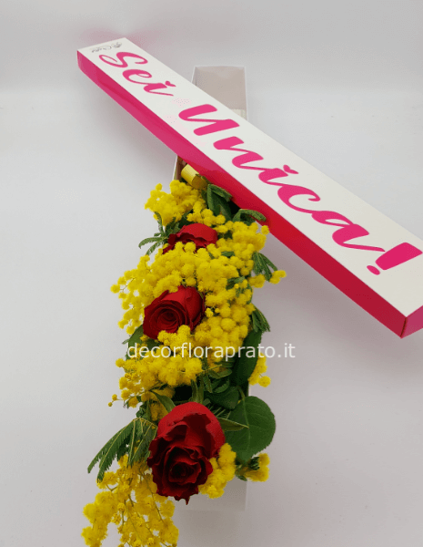 Scatola con 3 rose e mimosa