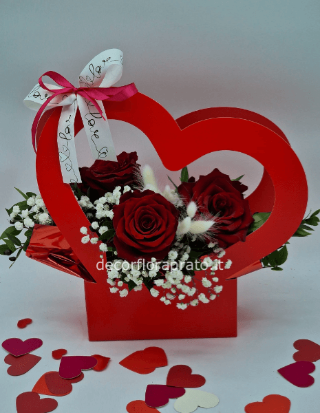 cuore con 3 rose rosse