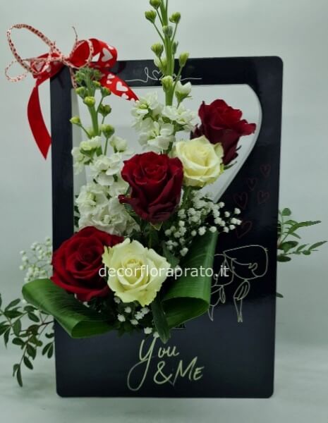 You &me con 3 rose rosse ,2 bianche e violaciocca
