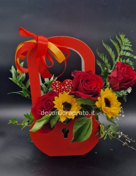 Cuore con lucchetto con 3rose rosse e girasoli