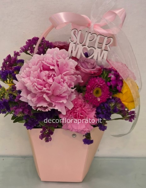 borsa di fiori per la mamma su tonalità di rosa von la scritta super mom